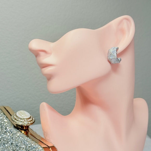 ⚜️ Minimalist  Textured Silver Stud Earrings - Picture 3 of 7